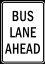 Un panneau bus lane ahead aux États-Unis.