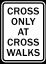 Un panneau cross only at cross walks aux États-Unis.