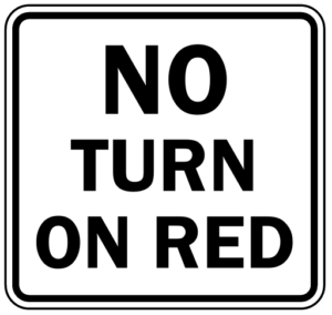 Un panneau no turn on red aux États-Unis.