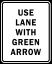 Un panneau use lane with green arrow aux États-Unis.