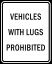 Un panneau vehicles with lugs prohibited aux États-Unis.