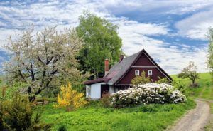 Une image d'une maison à la campagne