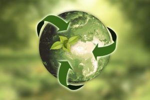 Planète Terre entourée du signe du Recyclage