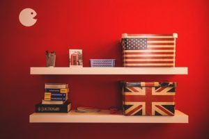 Etagères avec livres, boîtes et drapeaux US et UK