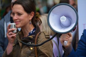 Femme parle dans un haut-parleur