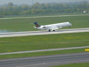 Une image d'un avion qui atterrit. Our plane landed on time