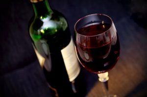 bouteille et verre de vin