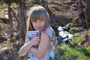 Une image d'une fille et son livre