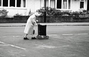 Une image d'une dame d'un certain âge