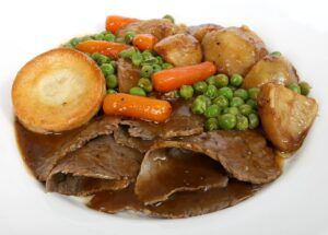 Une image d'un roast dinner, un des plats britanniques typiques