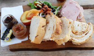 Une image d'une ploughman's salad, un des plats britanniques typiques