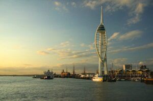 Une image de la Sinnaker Tower et du port de Portsmouth