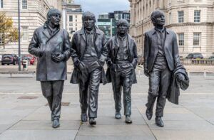 Une photo d'une statue des Beatles à Liverpool