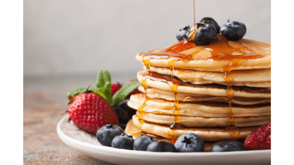 Image de pancakes avec des myrtilles et des fraises