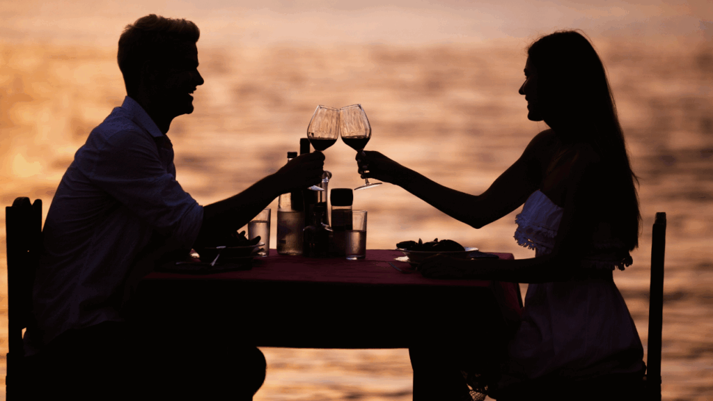 Image d'un couple dînant dans un endroit romantique - See each other