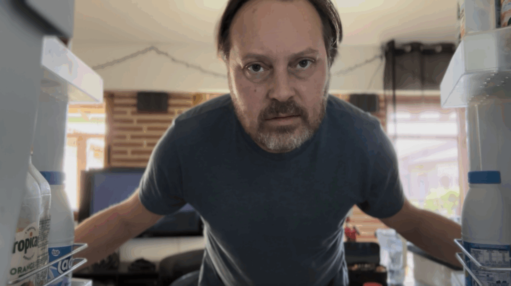 Image de Ben regardant avec déception un réfrigérateur vide - 5 expressions du quotidien en anglais