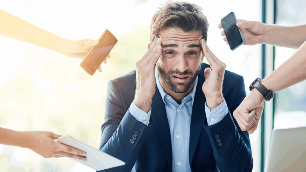 Image d'un homme submergé par la quantité de travail qu'il doit accomplir - 7 façons de dire BEAUCOUP en anglais