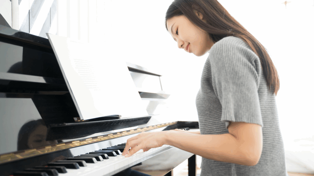 Image d'une jeune femme jouant du piano - 7 façons de dire BEAUCOUP en anglais