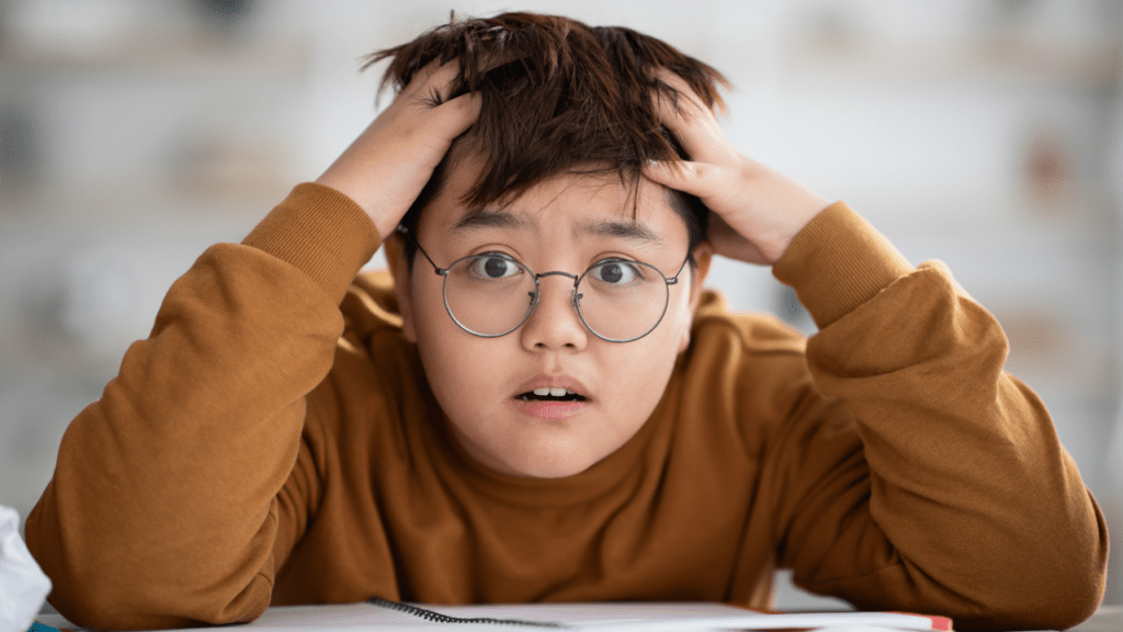 Image d'un jeune garçon ayant oublié de faire ses devoirs - Parler de ses souvenirs en anglais - 3 manières