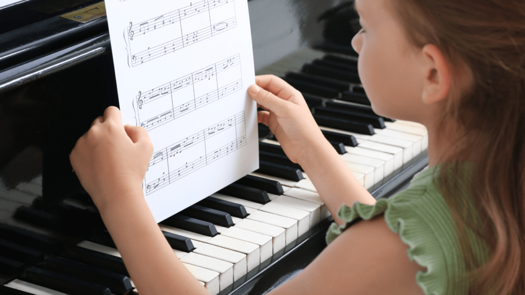 Image d'un enfant jouant du piano - Parler de ses souvenirs en anglais - 3 manières