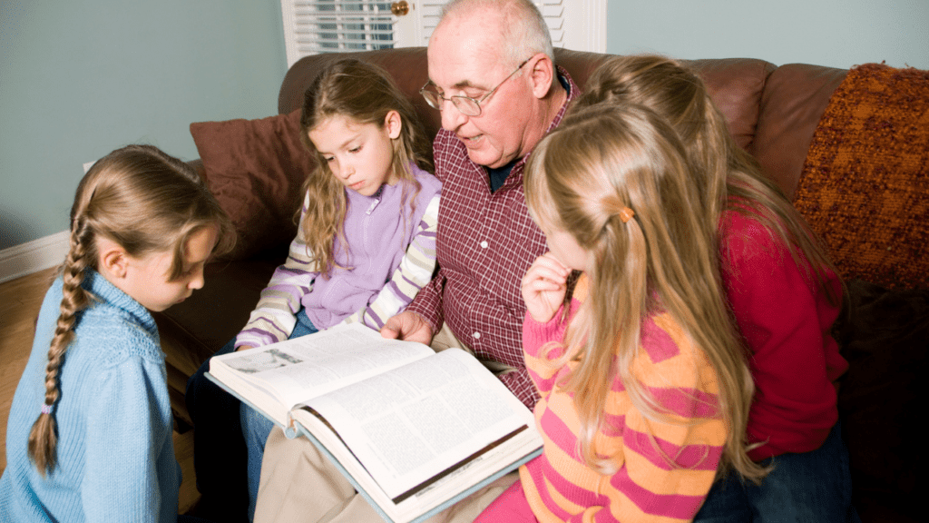 Image d'un grand-père lisant un livre à ses petits-enfants - Parler de ses souvenirs en anglais - 3 manières