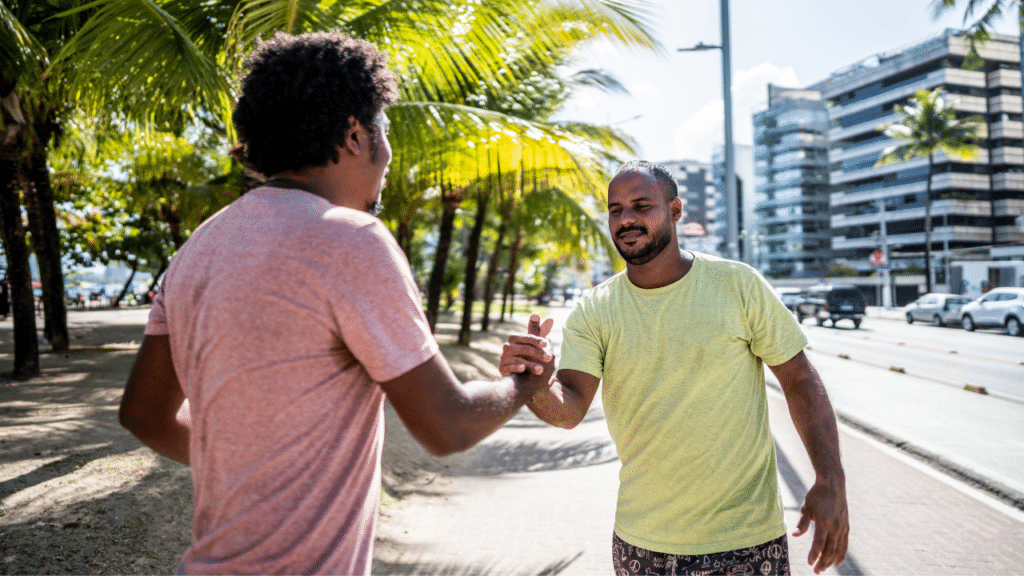 Comprenez-vous le VRAI anglais - Photo de deux hommes se saluant dans la rue