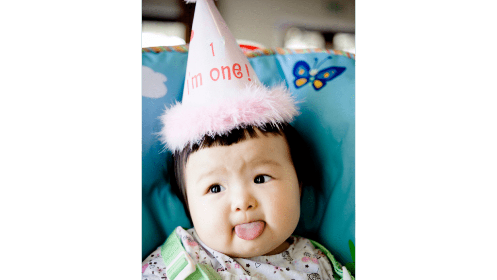 5 erreurs anglais très courantes - Photo d'un enfant le jour de son anniversaire, portant un chapeau sur lequel est écrit « J'ai un an »