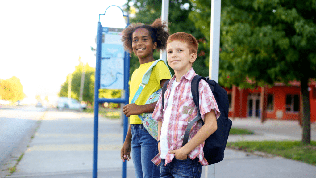 Ces 5 faux amis vous piègent TOUJOURS - Photo de deux enfants attendant le bus