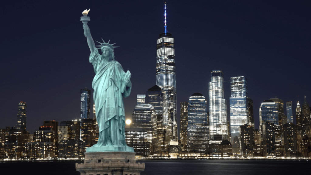 5 erreurs anglais très courantes - Photo de la ligne d'horizon de New York avec la Statue de la Liberté au premier plan