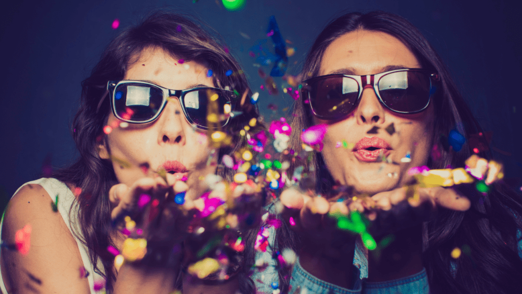 Expressions vous devez connaitre - Image de deux filles à une fête.