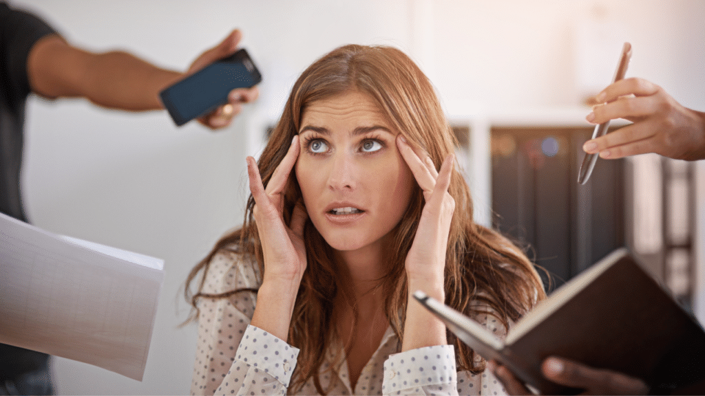 Comprenez-vous le VRAI anglais - Photo d'une femme stressée par une charge de travail trop importante