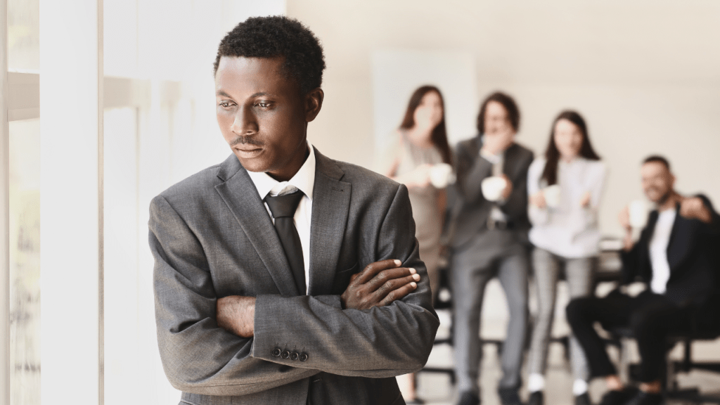 5 expressions anglaises que vous entendrez PARTOUT - Image d'un jeune homme mis à l'écart par ses camarades