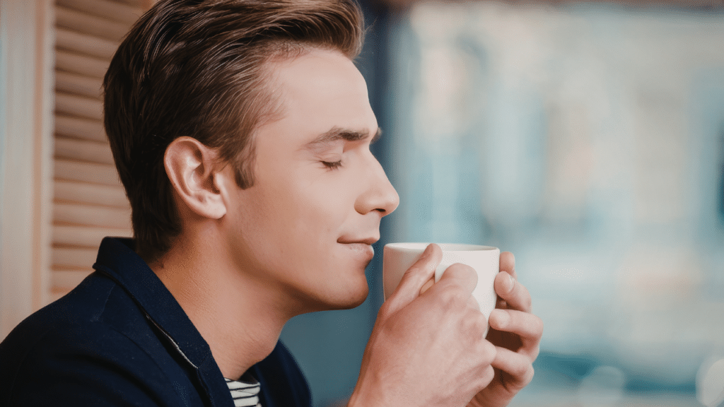 La grammaire anglaise n'a AUCUN sens - Image d'un homme en train de déguster un café